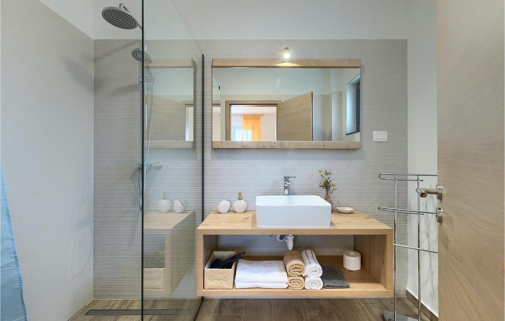 Amazing In With 4 Bedrooms Holiday home Pula