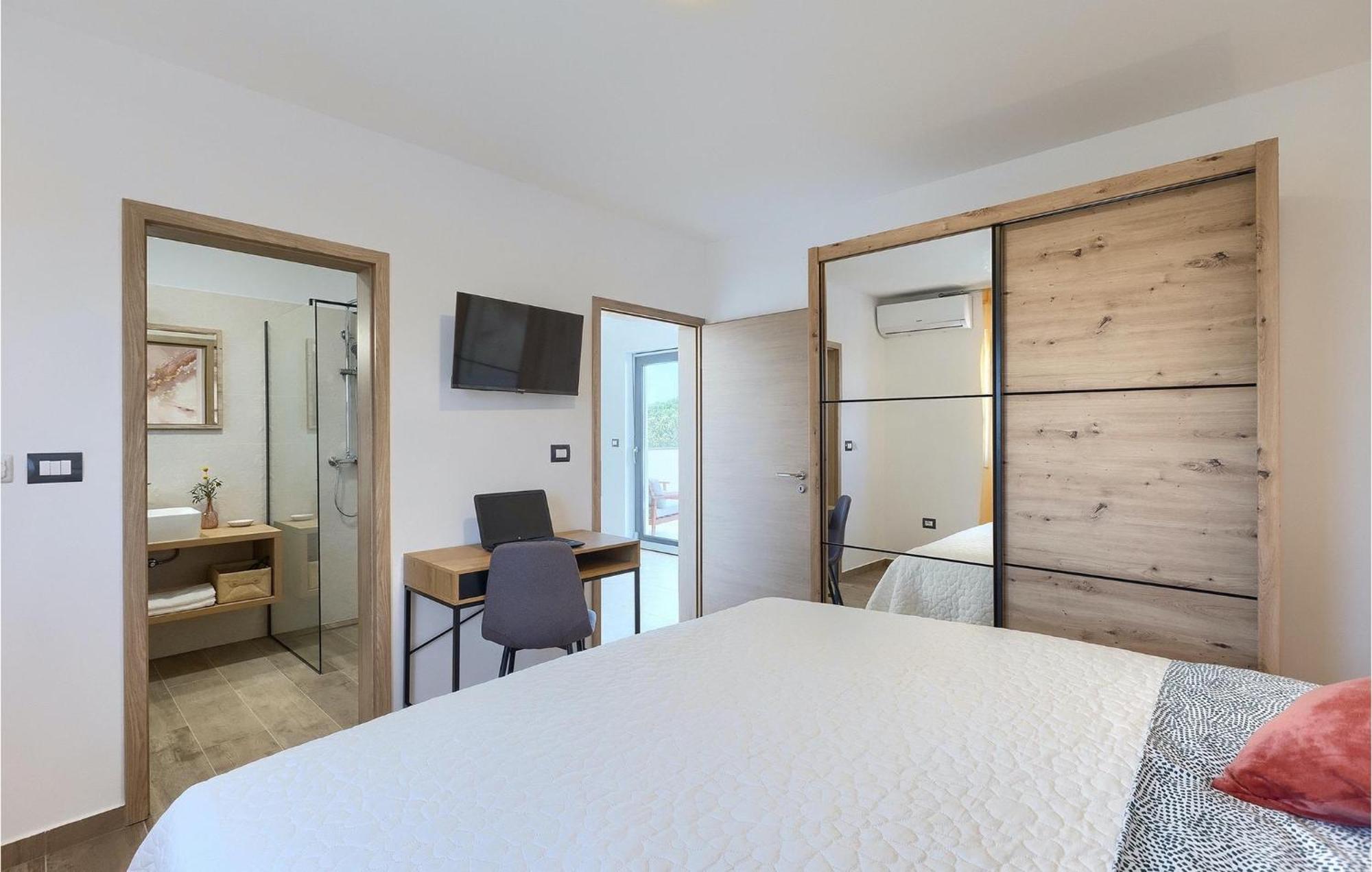 Holiday home Amazing In With 4 Bedrooms Pula