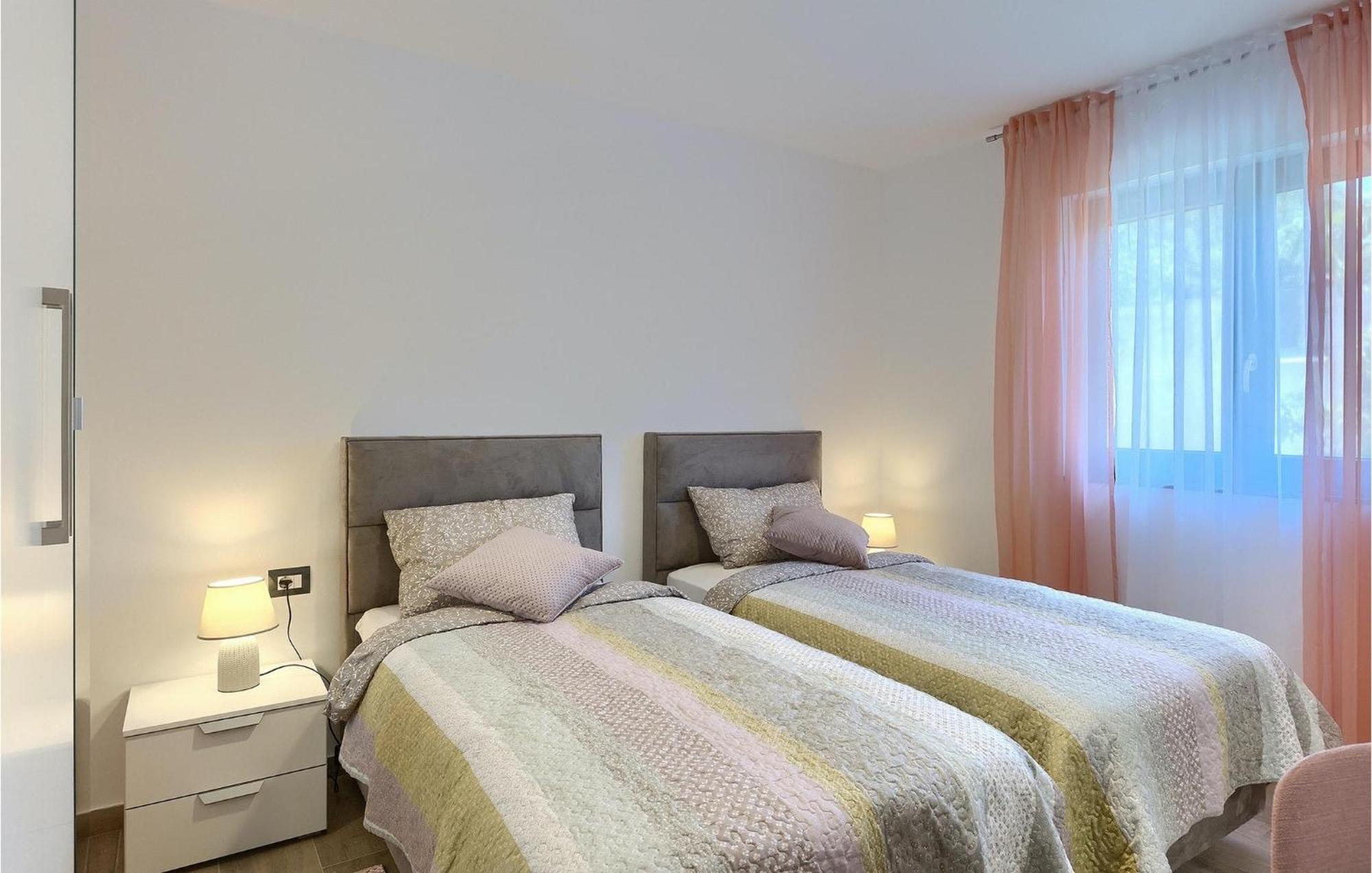 Amazing In With 4 Bedrooms Holiday home Pula