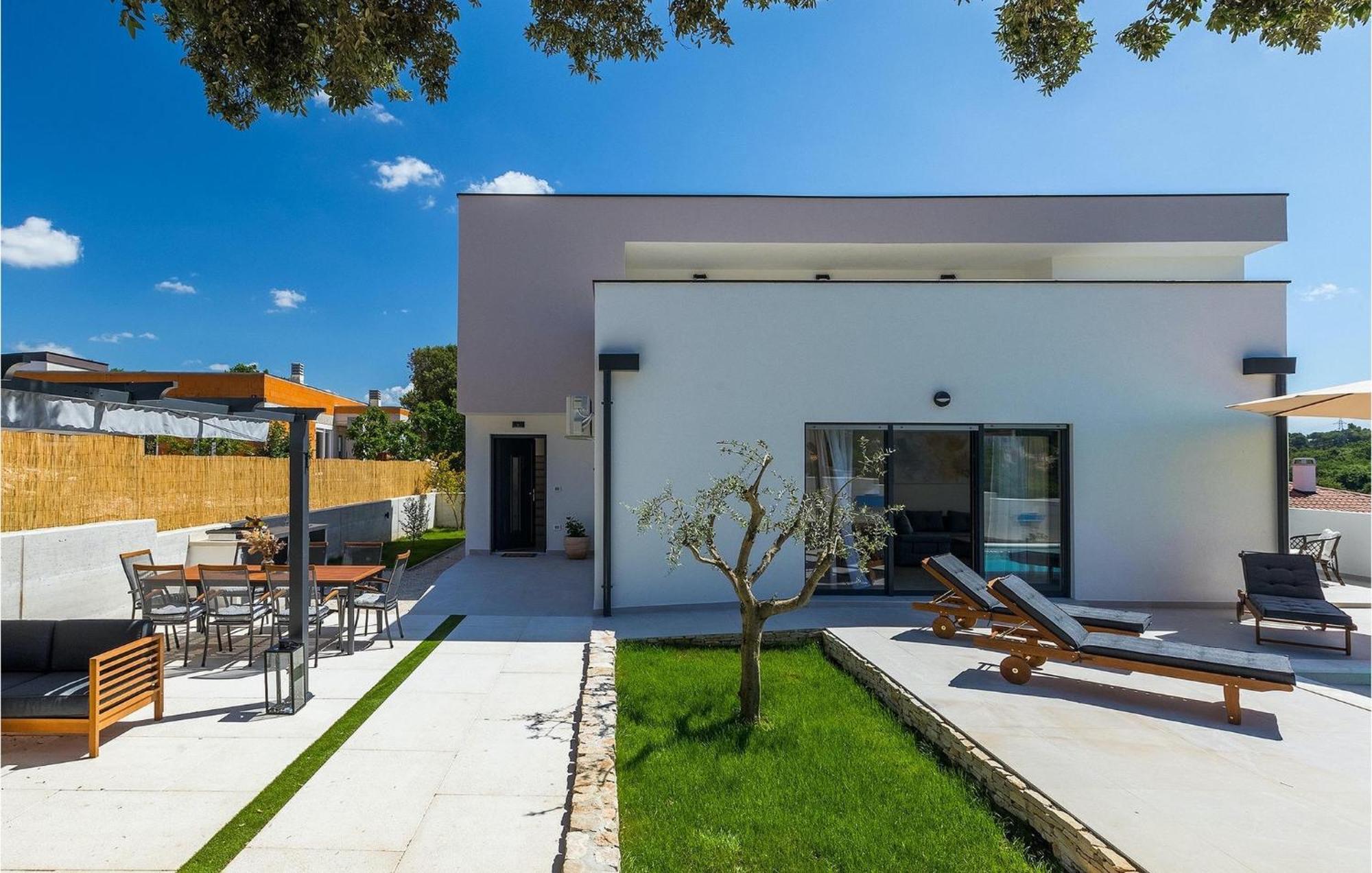 Amazing In With 4 Bedrooms Holiday home *