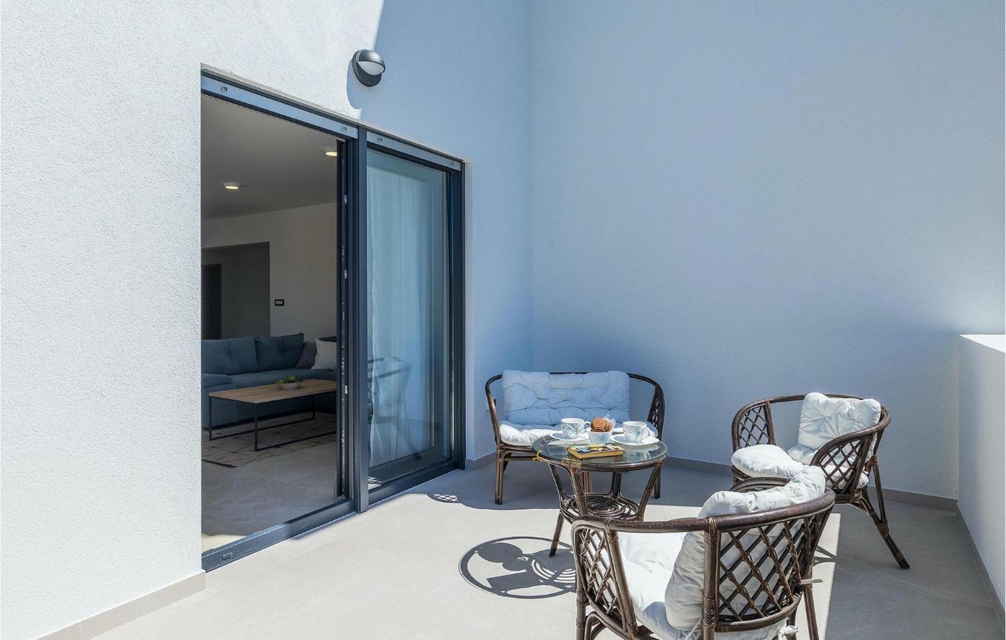 Amazing In With 4 Bedrooms Holiday home Pula