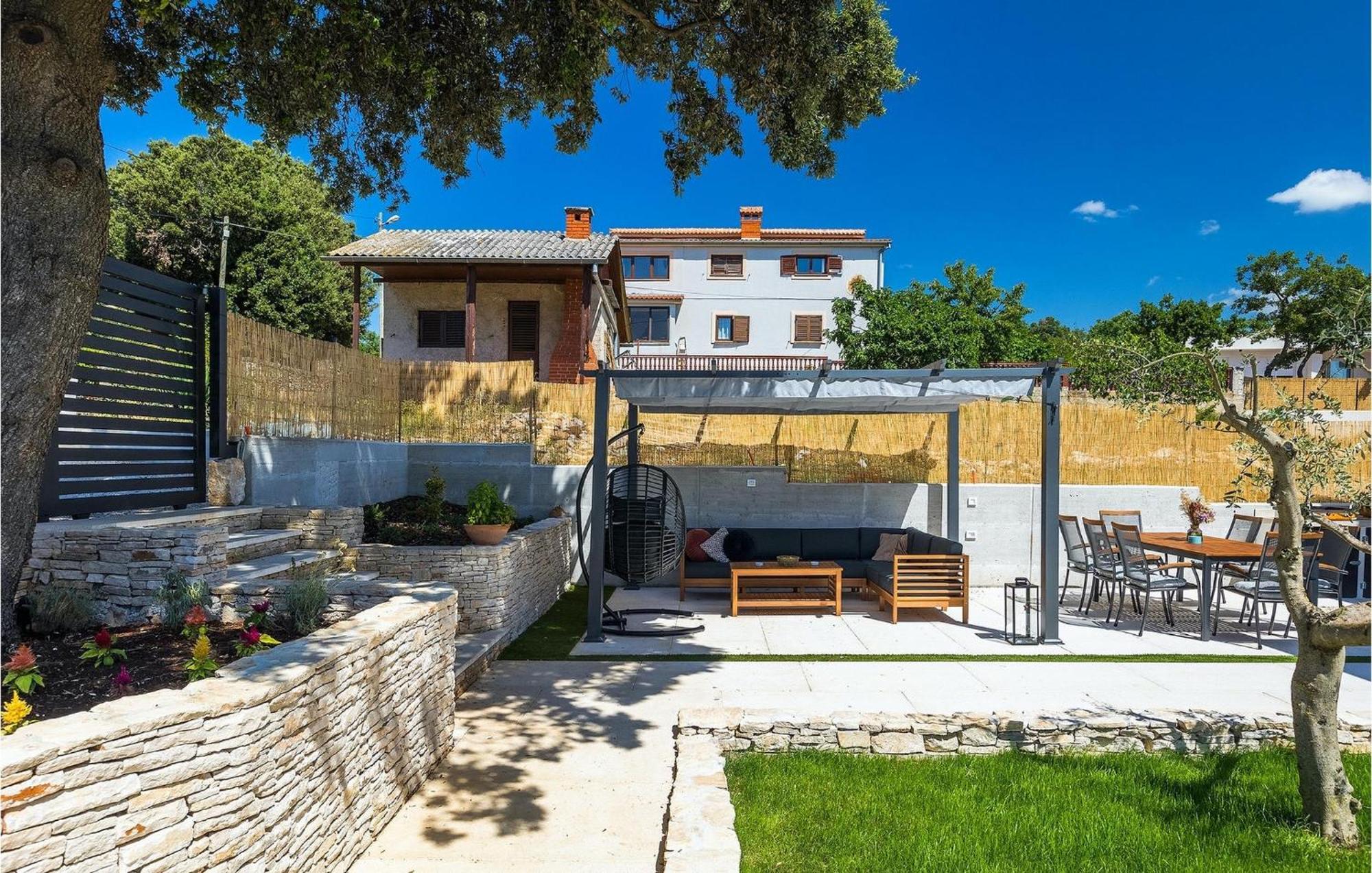 Amazing In With 4 Bedrooms Holiday home Pula