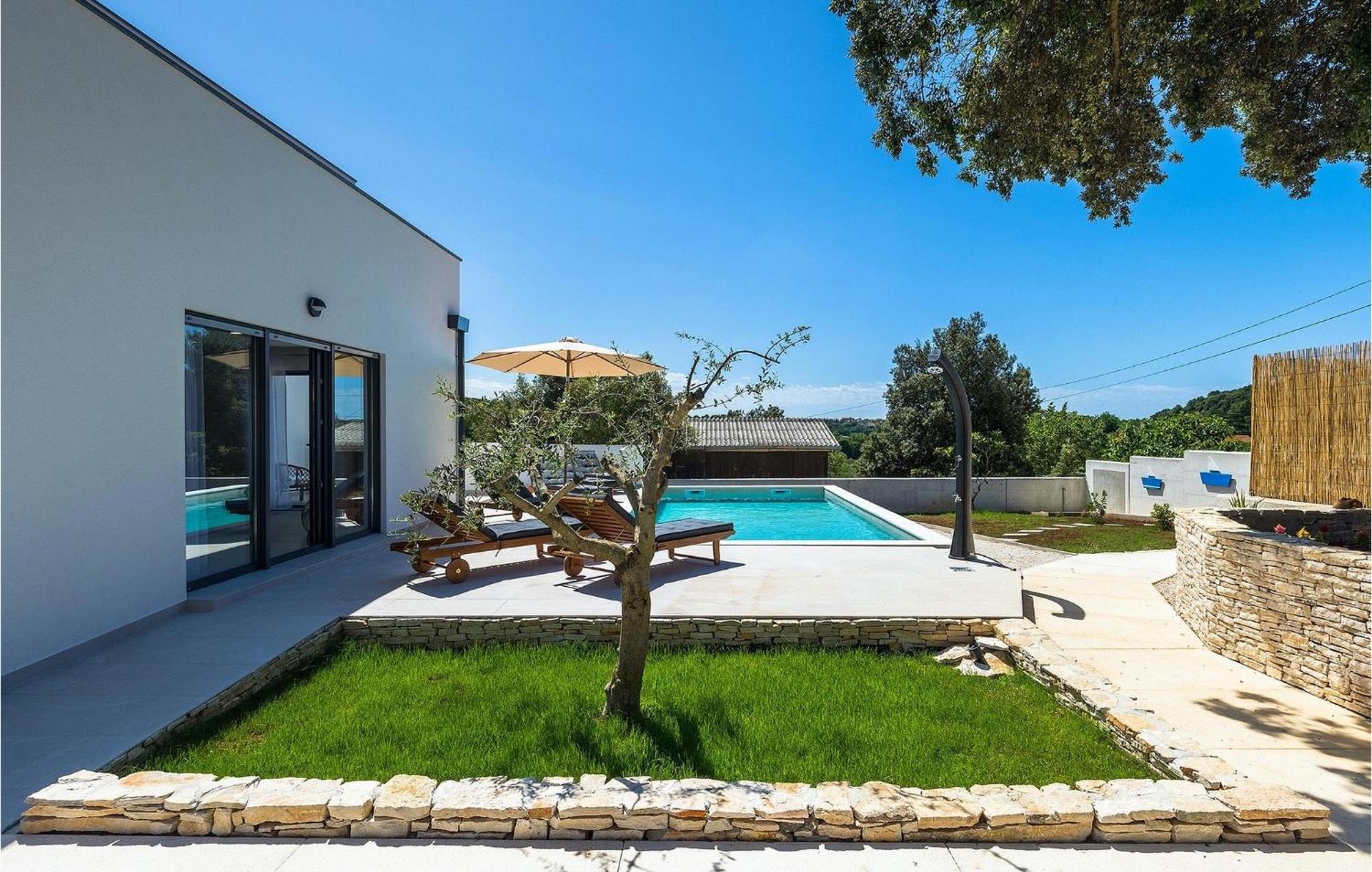 Amazing In With 4 Bedrooms Holiday home