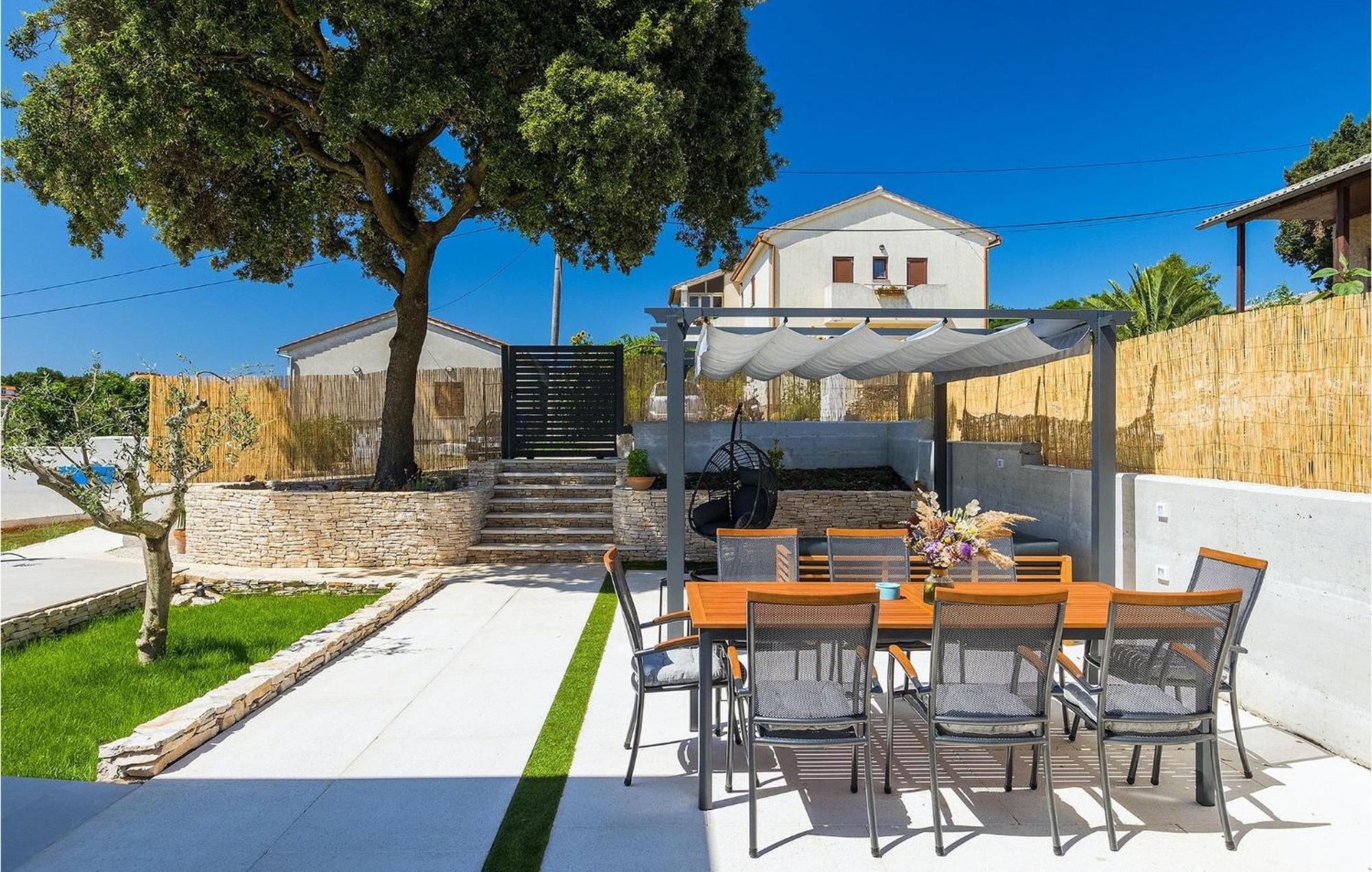 Amazing In With 4 Bedrooms Holiday home Pula