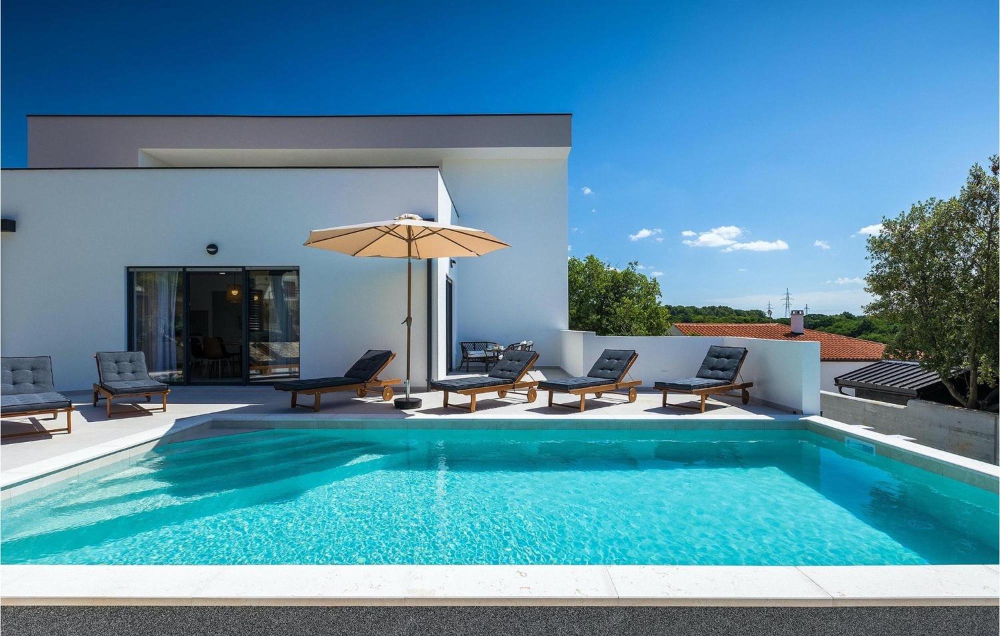 Amazing In With 4 Bedrooms *