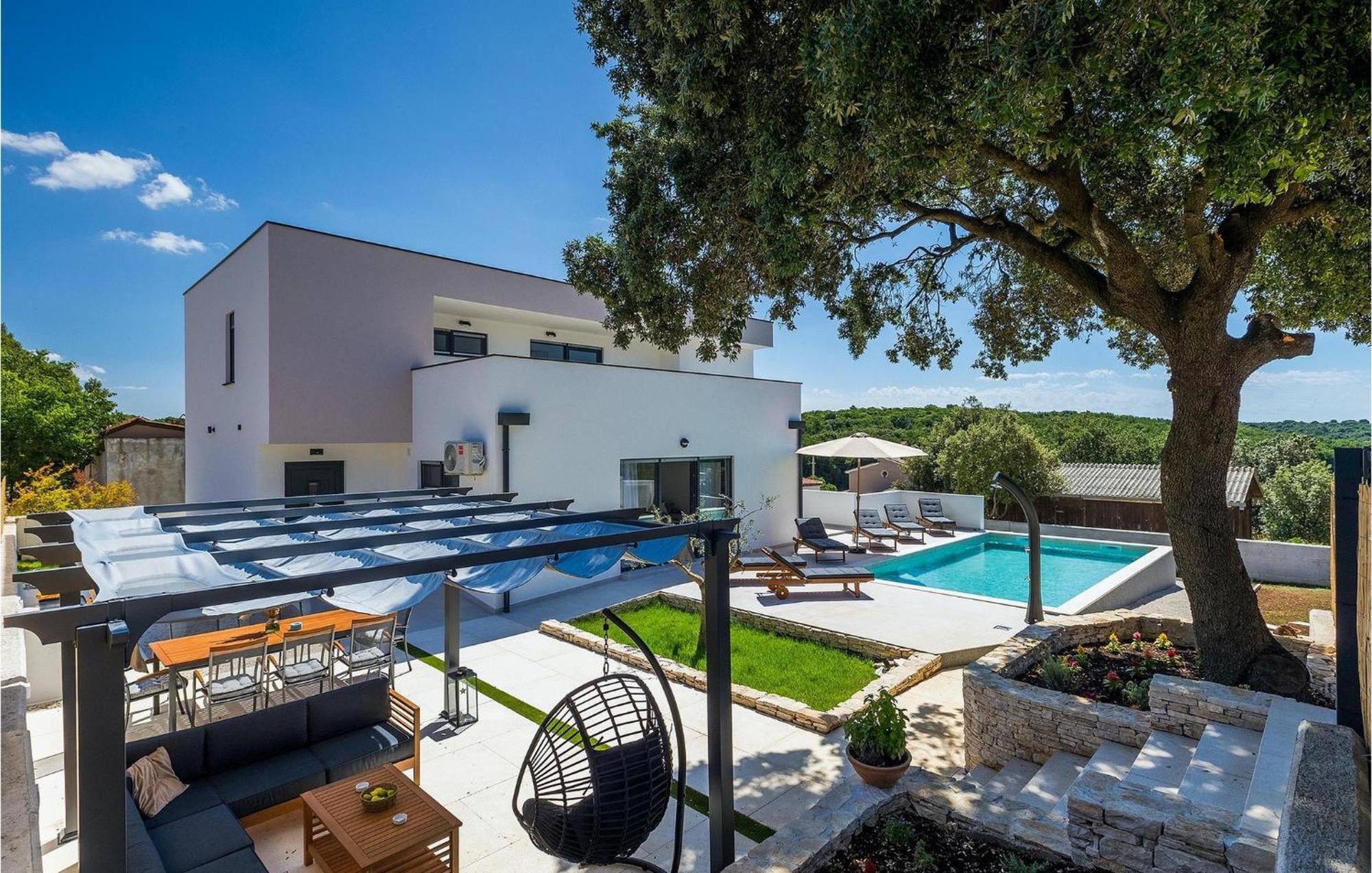 Amazing In With 4 Bedrooms Holiday home Pula