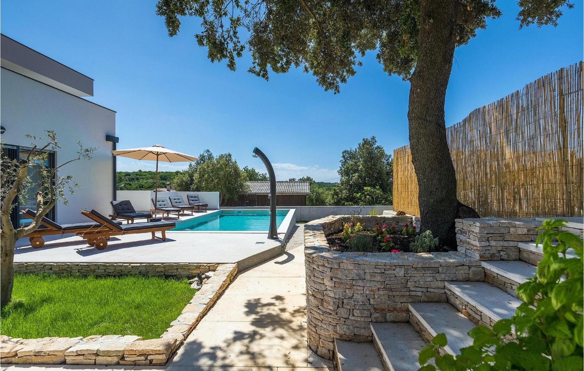 Holiday home Amazing In With 4 Bedrooms Pula